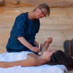 Khiaahh Milhh, Dode Zee zoutstempel massage (zoutpuntmassage)